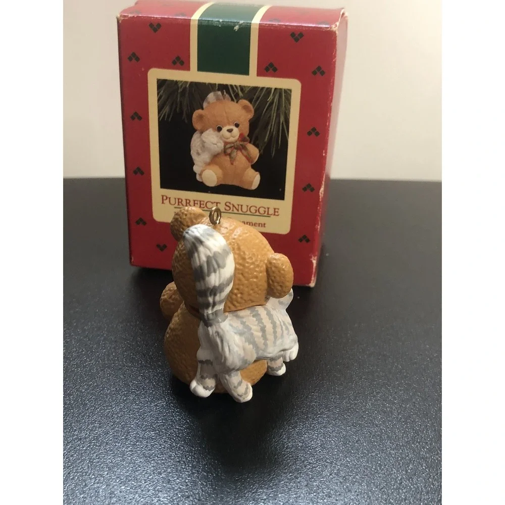 1988 Hallmark Keepsake Handcrafted Christmas‎ Ornament Purrfect Snuggle